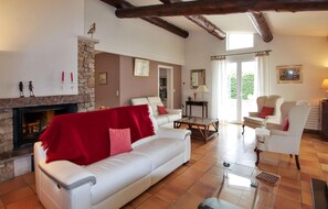 TV connectée, cheminée, table de tennis de table, chaîne hi-fi