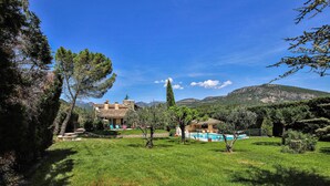 A villa with a swimming pool, surrounded by lush greenery and mountains in the background. - Nice home in Condorcet (Condorcet)