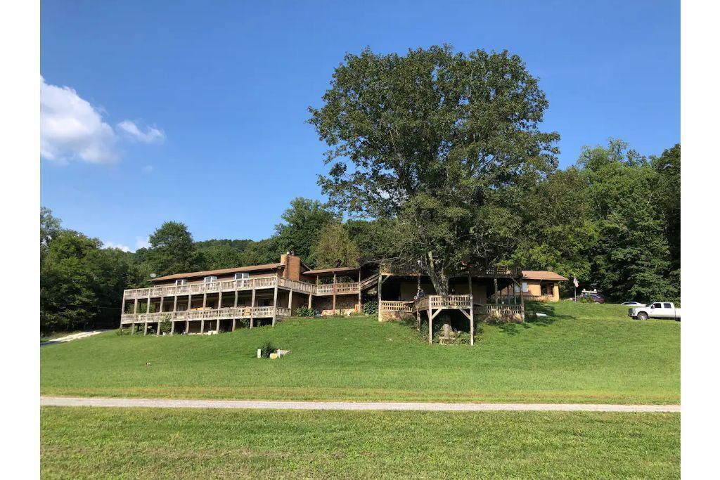 Serene apartment, conveniently located in the country