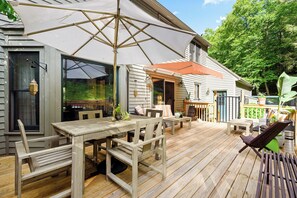 Outdoor dining - Private Home with Pool & Jacuzzi in the Hudson Valley (Montgomery)