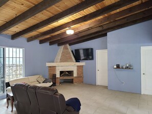 TV, lareira, mesa de pingue-pongue, livros
