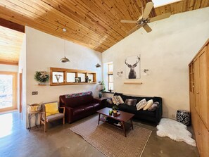 تلفزيون ذكي، مدفأة، كُتُب