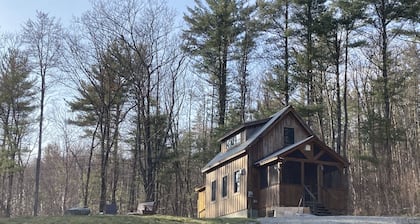 Cheerful Tiny Cabin hideaway near hiking, skiing & snowmobiling in small town VT