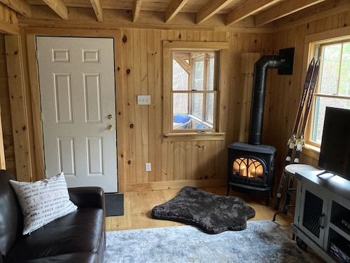 Cheerful Tiny Cabin hideaway near hiking, skiing & snowmobiling in small town VT