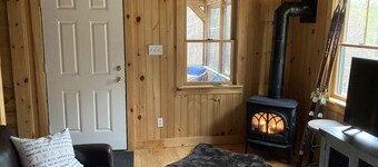 Cheerful Tiny Cabin hideaway near hiking, skiing & snowmobiling in small town VT