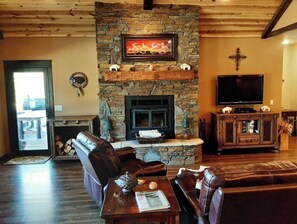 Fireplace - Beautiful home located in the Black Hills. 13 miles to Mt. Rushmore. (Hill City)