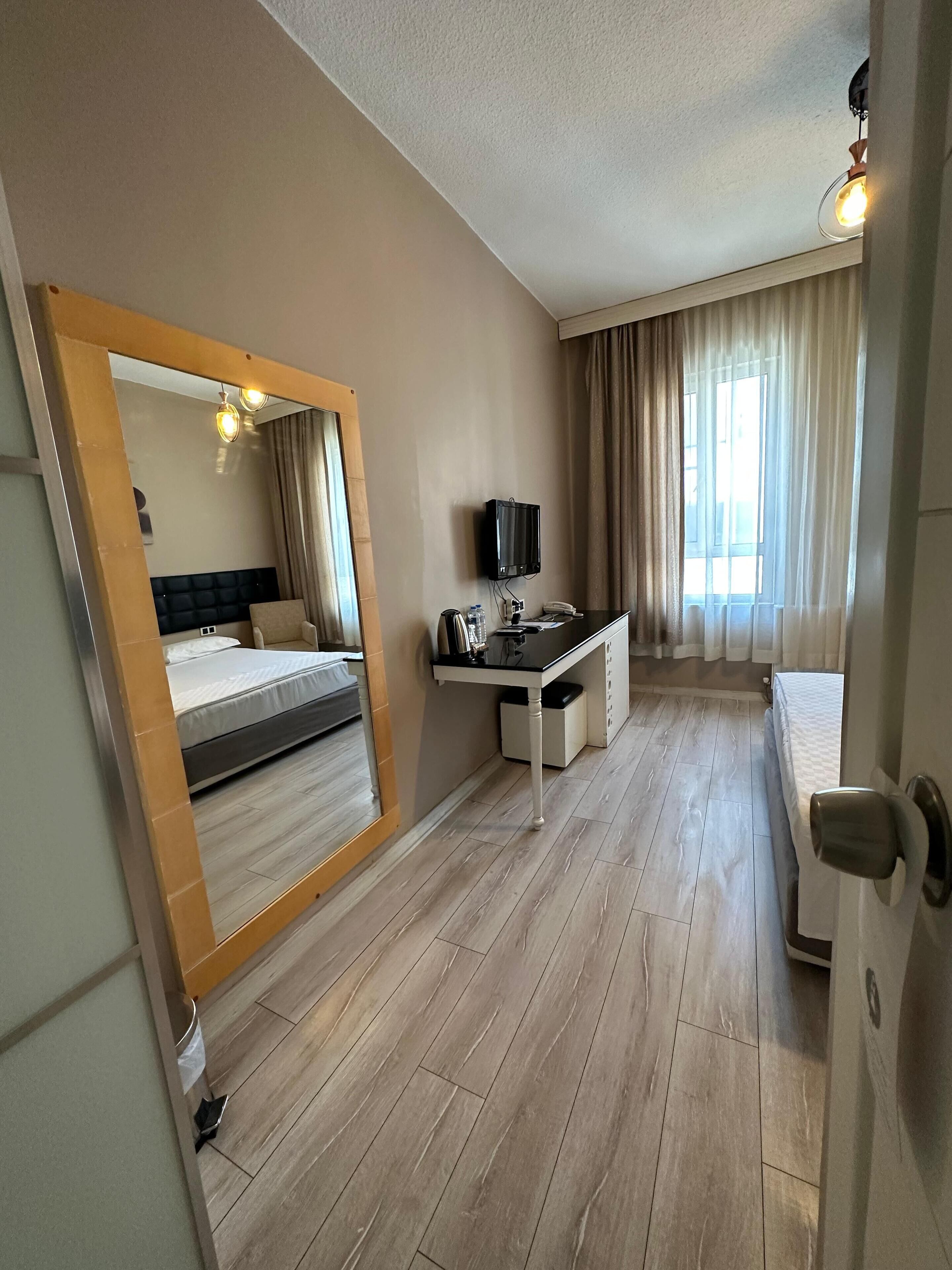 ห้องคอมฟอร์ทดับเบิล | ผ้าปูที่นอนฝ้ายอียิปต์, เครื่องนอนระดับพรีเมียม, มินิบาร์