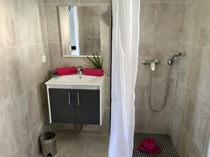 Shower, hair dryer, towels, soap - STUDIO , 2 mn to friar's bay BEACH / CONDO COSI with a little garden  (Collectivity of Saint Martin)