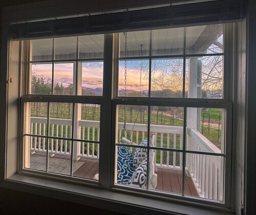 Cozy Cottage located in an Apple Orchard - 5 mins from Downtown Hendersonville