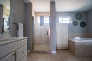 Combined shower/tub, jetted tub, hair dryer, towels