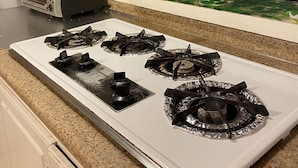 A kitchen with a white stove, granite countertops, and a toaster. - Cozy Peaceful Convenient Sweet Home 1 minute to all places 優雅方便，私用衛浴， 高速出口一分鐘。 (Hacienda Heights)