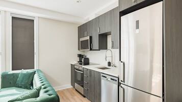 Réfrigérateur, micro-ondes, four, plaque de cuisson