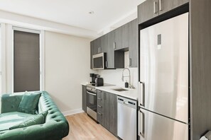 Réfrigérateur, micro-ondes, four, plaque de cuisson