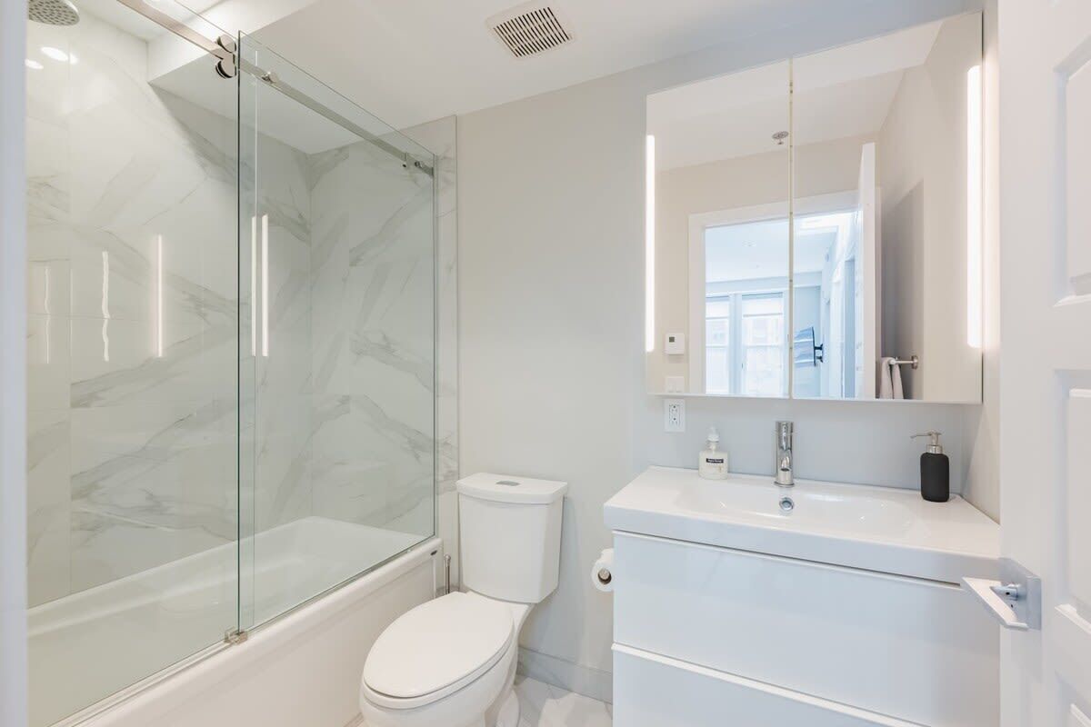 Baignoire, sèche-cheveux, serviettes fournies