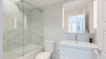 Baignoire, sĂšche-cheveux, serviettes fournies