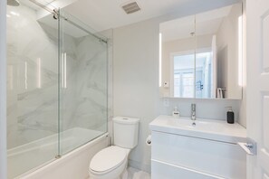 Baignoire, sèche-cheveux, serviettes fournies