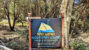 Señal para San Diego Mountain Lodge, que indica cabañas y parcelas para vehículos recreativos.
