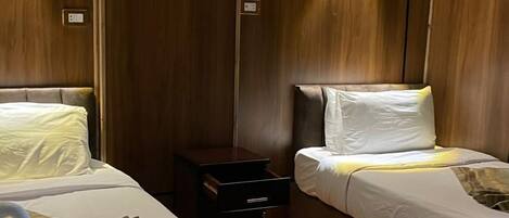 ميني بار ومكواة/لوح كي وواي فاي مجانًا وملاءات أسرّة