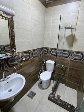 Basic Single Room | Bathroom | Combined shower/tub, free toiletries, hair dryer, towels - Cairo City (Cairo)