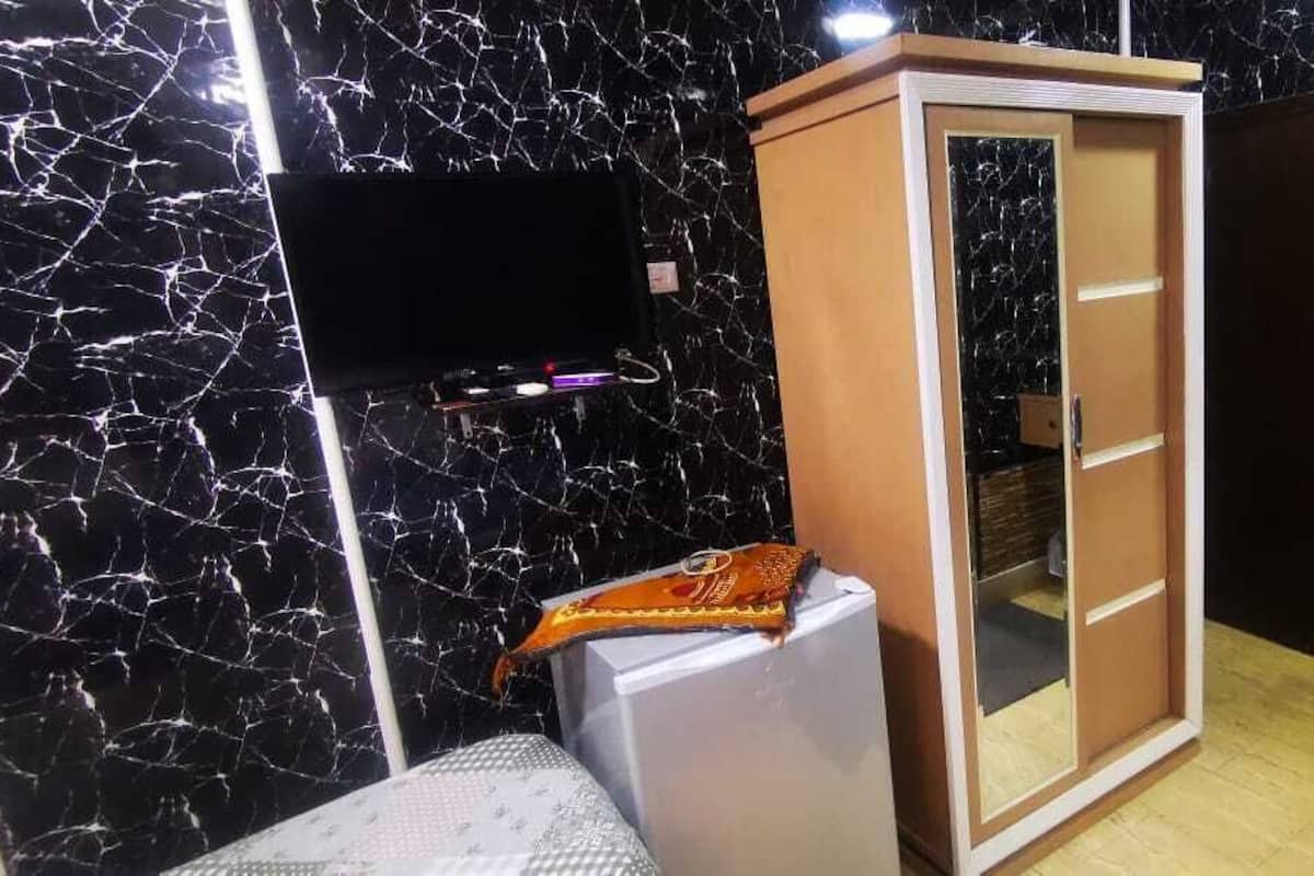 Minibar, iron/ironing board, free WiFi, bed sheets