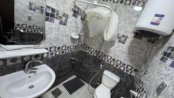 Comfort Triple Room, 3 Bedrooms, City View | Bathroom | Combined shower/tub, free toiletries, hair dryer, towels