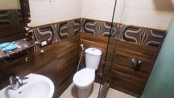 Family Suite | Bathroom | Combined shower/tub, free toiletries, hair dryer, towels