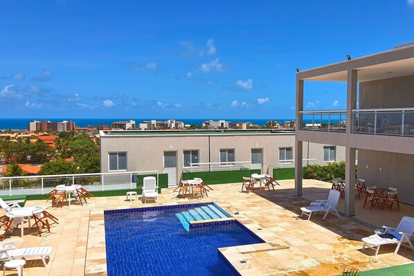 Una piscina al aire libre