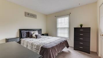 2 habitaciones, escritorio, tabla de planchar con plancha y wifi gratis