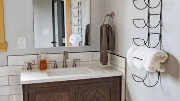 Combined shower/tub, hair dryer, towels