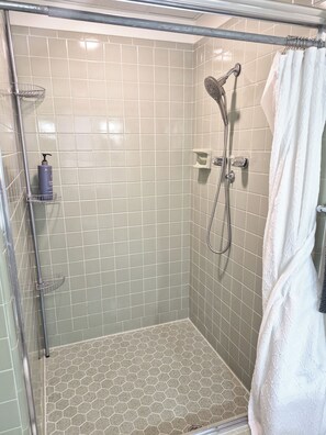 Ensemble douche/baignoire, sèche-cheveux, serviettes fournies, savon