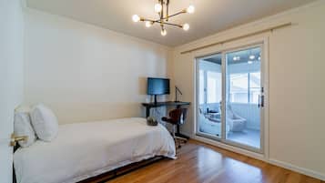 3 bedrooms, desk, iron/ironing board, travel crib