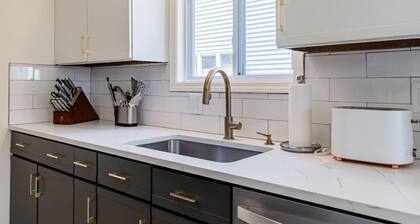 Birdhouse Bham ★ 86" TV ★ Sonos Spkrs ★ Massage Chairs ★ Desk ★ Retro Arcade