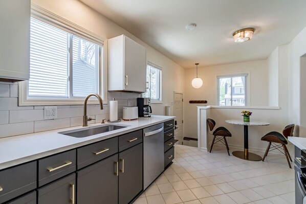 Réfrigérateur, micro-ondes, four, plaque de cuisson