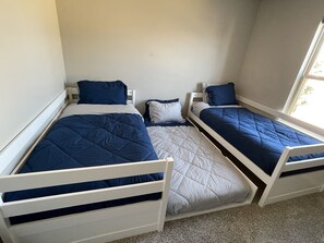 3 slaapkamers, een bureau, een strijkplank/strijkijzer, gratis wifi