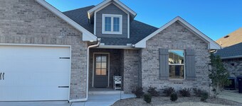Inviting, well equipped, sleeps 8 + comfortably w/ access to Edmond/OKC in mins.