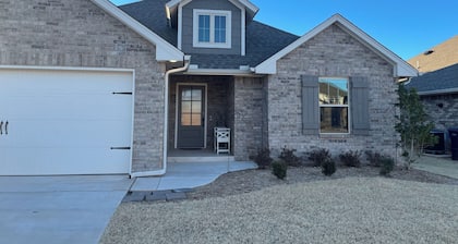 Inviting, well equipped, sleeps 8 + comfortably w/ access to Edmond/OKC in mins.