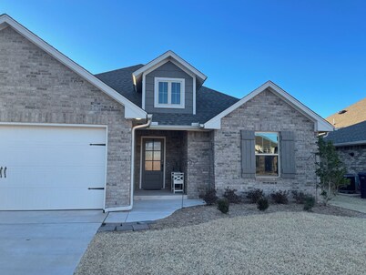 Inviting, well equipped, sleeps 8 + comfortably w/ access to Edmond/OKC in mins.