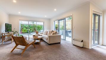 Casa | Área de sala de estar | Televisión de 42 pulgadas con canales digitales y Netflix