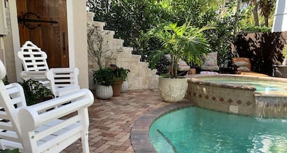 tropical poolside cottage -minutes from beaches & downtown