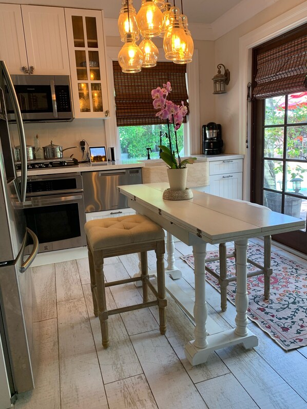 Frigorífico, microondas, horno y placa de cocina