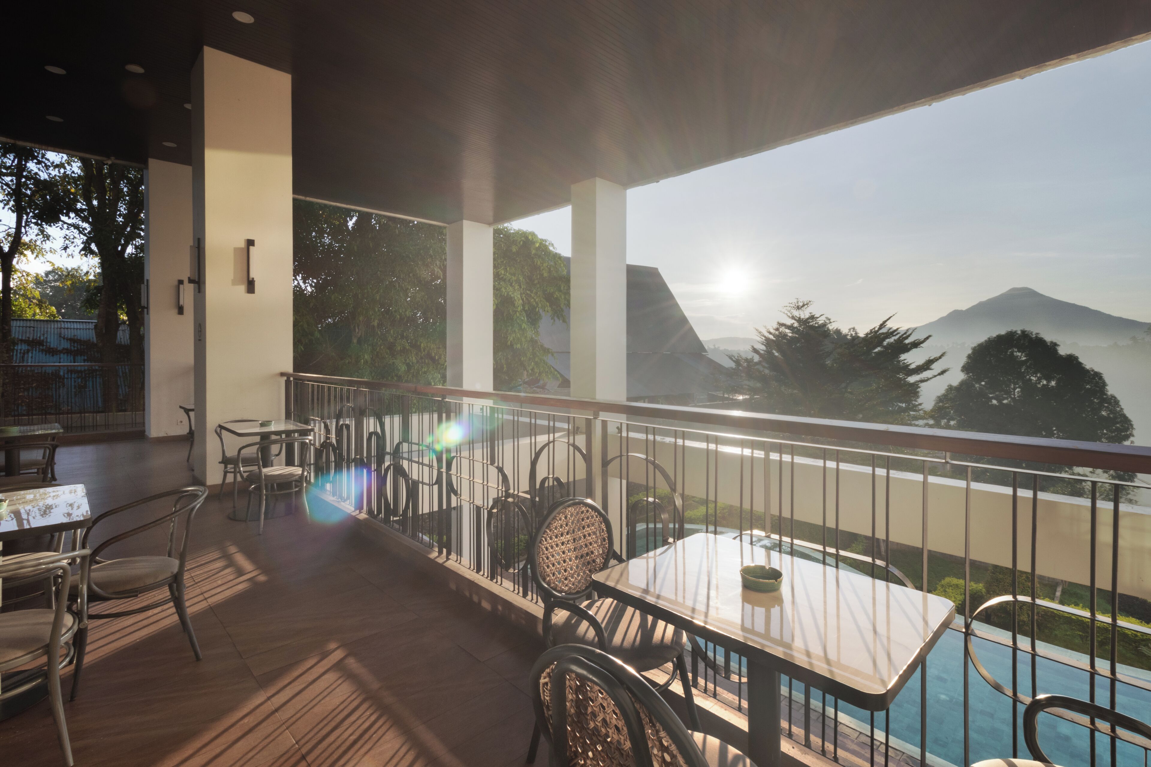 Un balcon avec vue sur une montagne et une piscine.