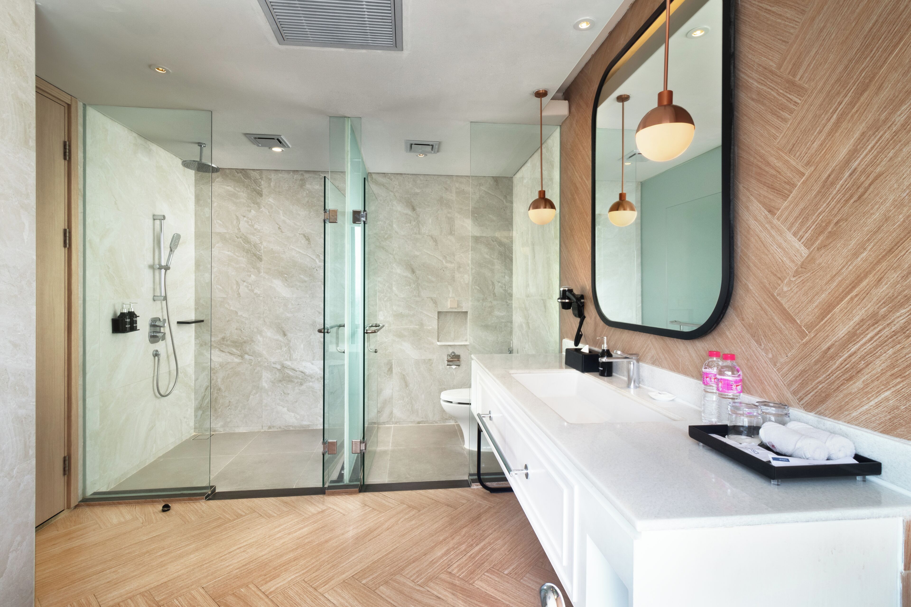 Suite, 1 letto king | Bagno | Doccia, doccia idromassaggio, pantofole, bidet