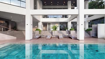 Piscine extérieure, chaises longues