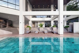 Piscina externa, funciona das 7h às 19h, espreguiçadeiras