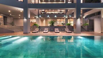 Piscine extérieure, chaises longues
