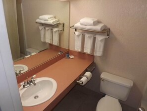 Bathroom - Econo Lodge Airport (Kansas City)