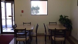 Dining - Econo Lodge Airport (Kansas City)