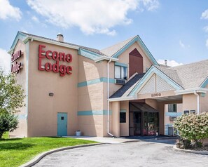 A hotel named Econo Lodge with a beige exterior, a blue door, and a clear sky. - Kci Lodge (Kansas City)
