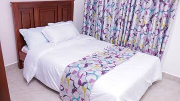 3 habitaciones, escritorio, tabla de planchar con plancha y wifi gratis