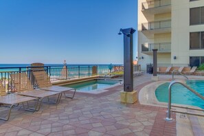 Alberca al aire libre y alberca climatizada